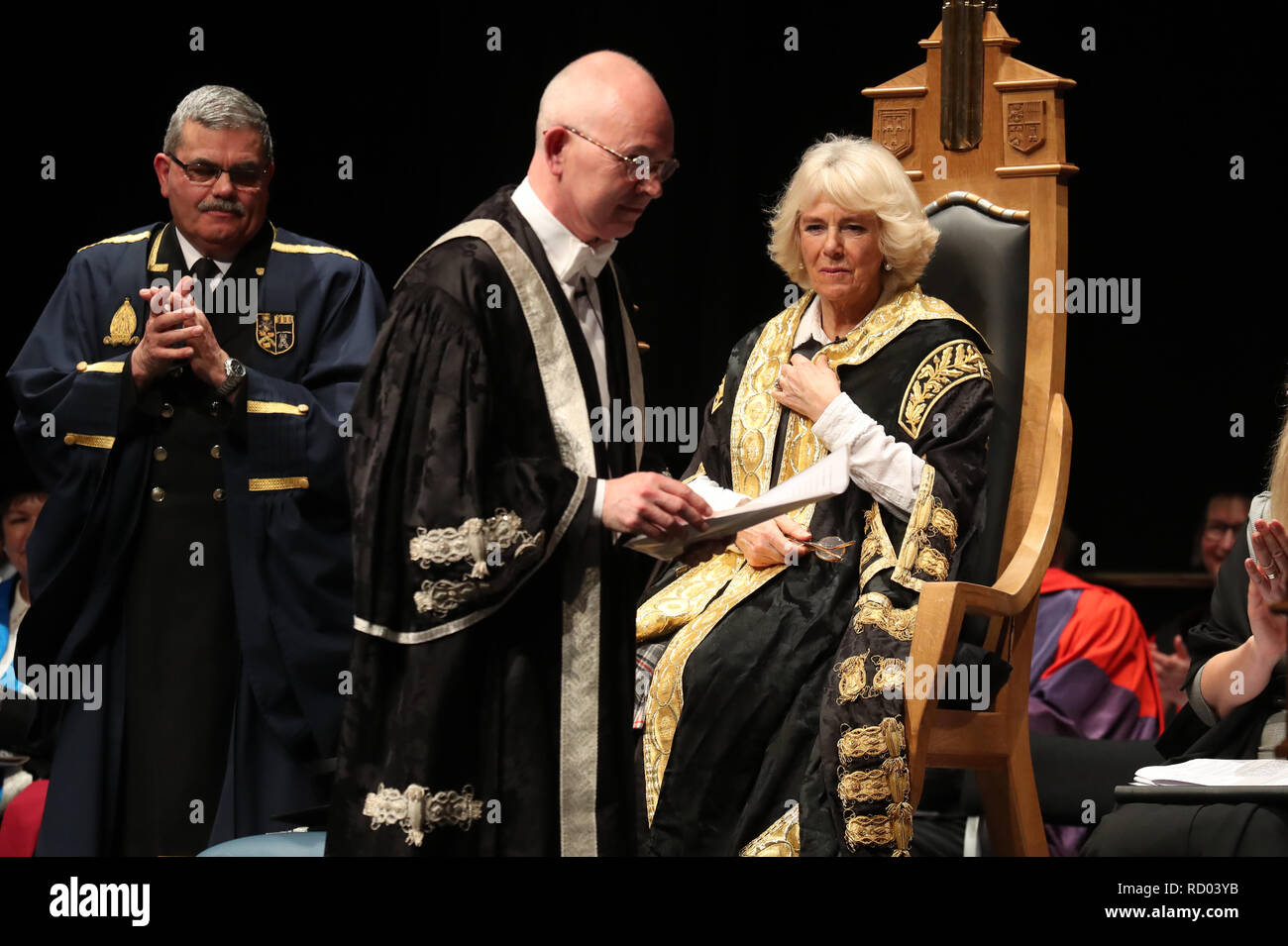 La duchesse de Cornouailles, connu sous le nom de Duchesse de Rothesay en Ecosse, installe le professeur George Boyne comme vice-chancelier de l'Université d'Aberdeen, au cours d'une cérémonie à Elphinstone Hall, King's College, Aberdeen. Banque D'Images