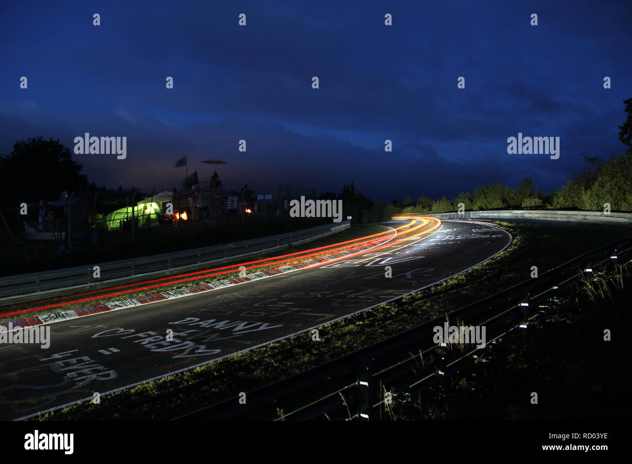 Feux de voiture de course pendant la course 24h du Nürburgring, une longue exposition à l'Schwalbenschwanz bend Banque D'Images