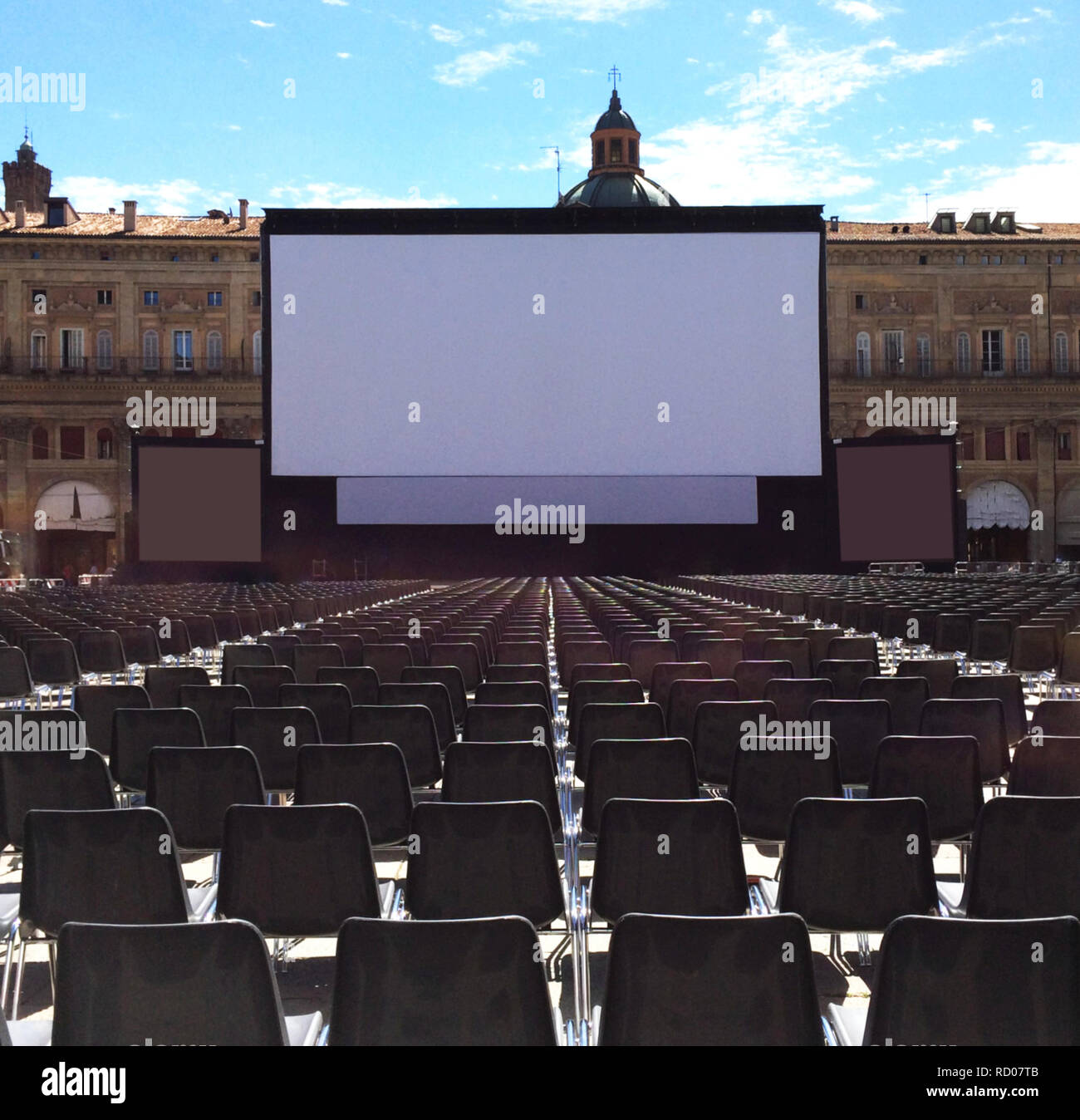 Cinéma en plein air avec écran de projection blanc, la Piazza Maggiore à Bologne, Italie Banque D'Images