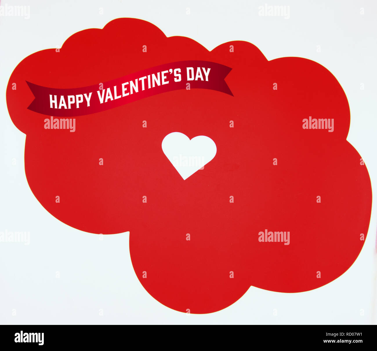 Happy Valentine's day, avec coeur blanc sur fond de nuage rouge Banque D'Images