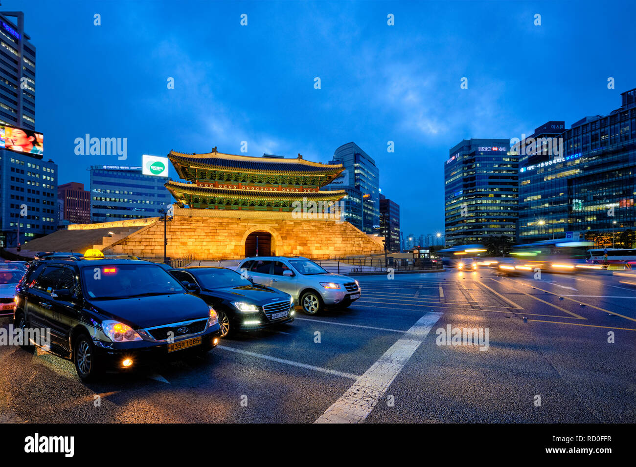 La porte Namdaemun porte Sungnyemun avec circulation urbaine, Séoul, Corée du Sud Banque D'Images