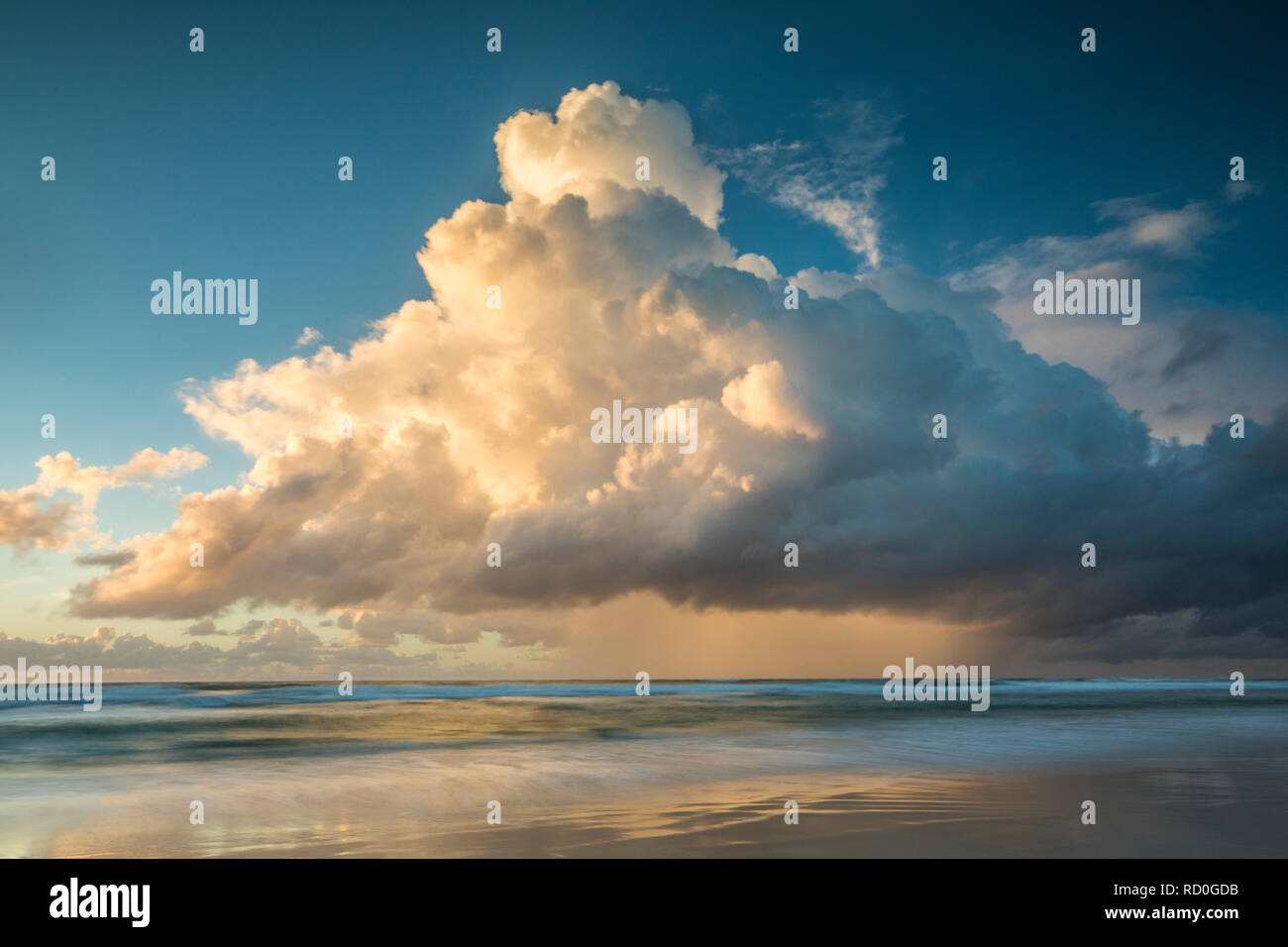 Plus de nuages au lever du soleil de l'océan, Fraser Island, Queensland, Australie Banque D'Images