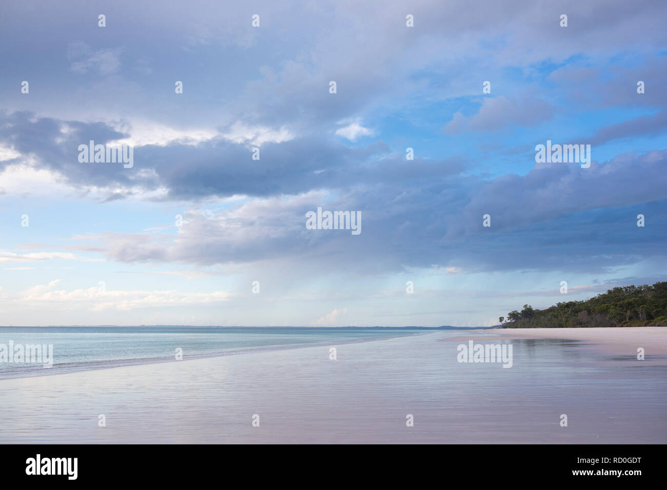 Vide plage au coucher du soleil, Fraser Island, Queensland, Australie Banque D'Images