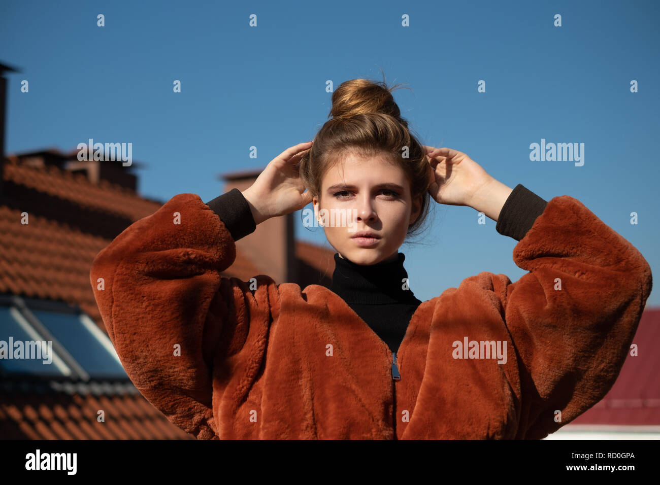 Portrait d'une femme avec ses mains derrière la tête Banque D'Images