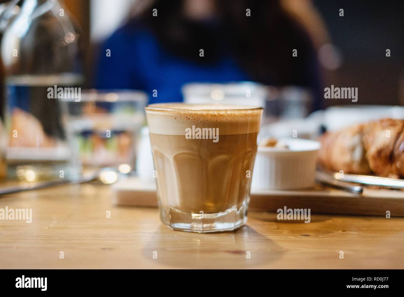 Tasse de café sur une table de petit déjeuner Banque D'Images