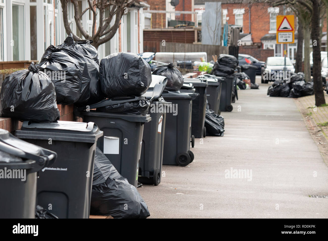 Kenelm Road, Birmingham a constaté une augmentation de déchets non ramassés que le refuser (bin) collectors mener des actions Banque D'Images