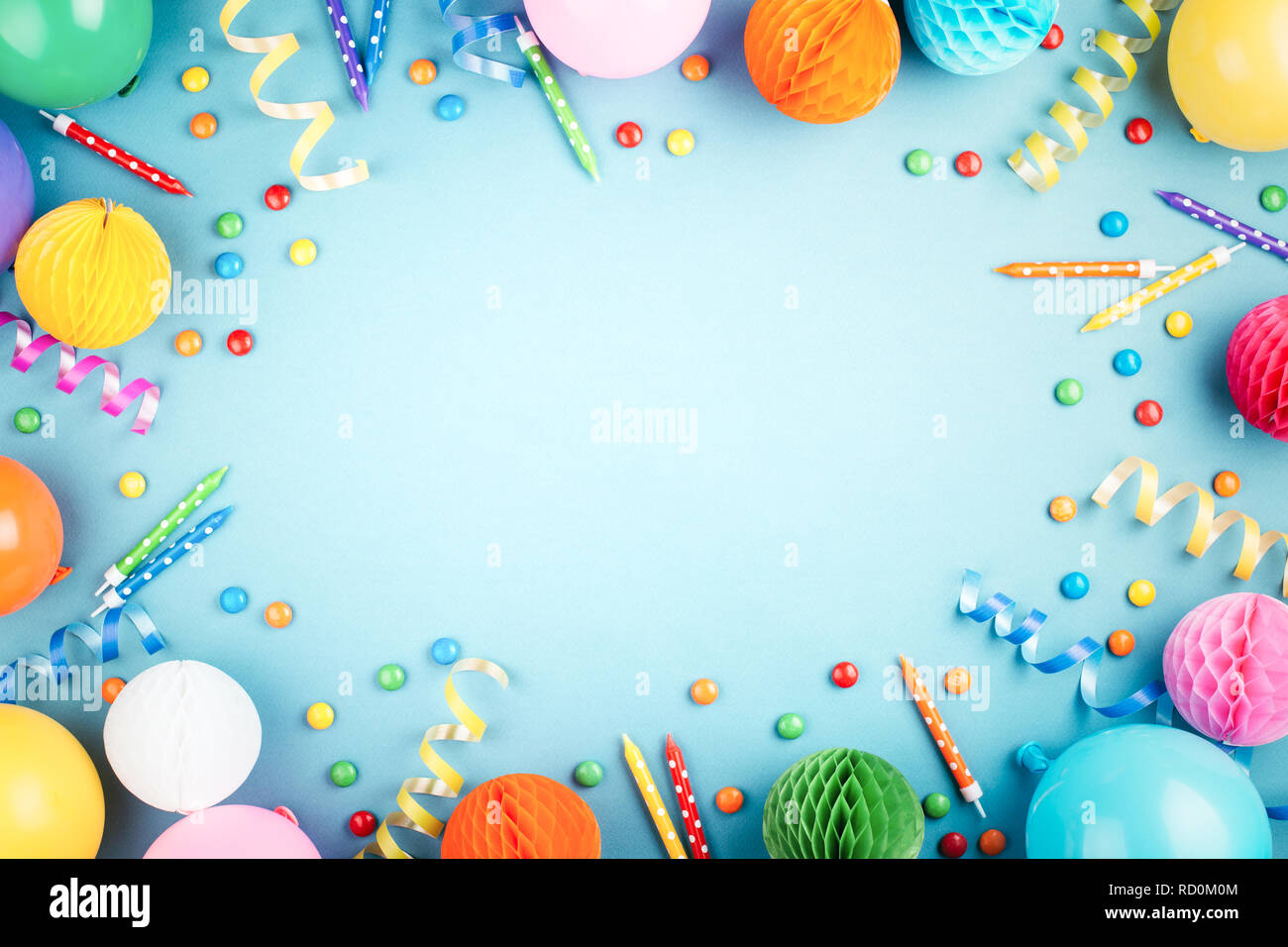 D Anniversaire Sur Fond Bleu Vue D En Haut Cadre Fait De Serpentine De Couleur Des Ballons Des Bougies Et Des Bonbons Photo Stock Alamy D Anniversaire Sur Fond Bleu Vue D En Haut Cadre Fait De Serpentine De Couleur Des Ballons Des Bougies Et Des Bonbons Photo Stock Alamy