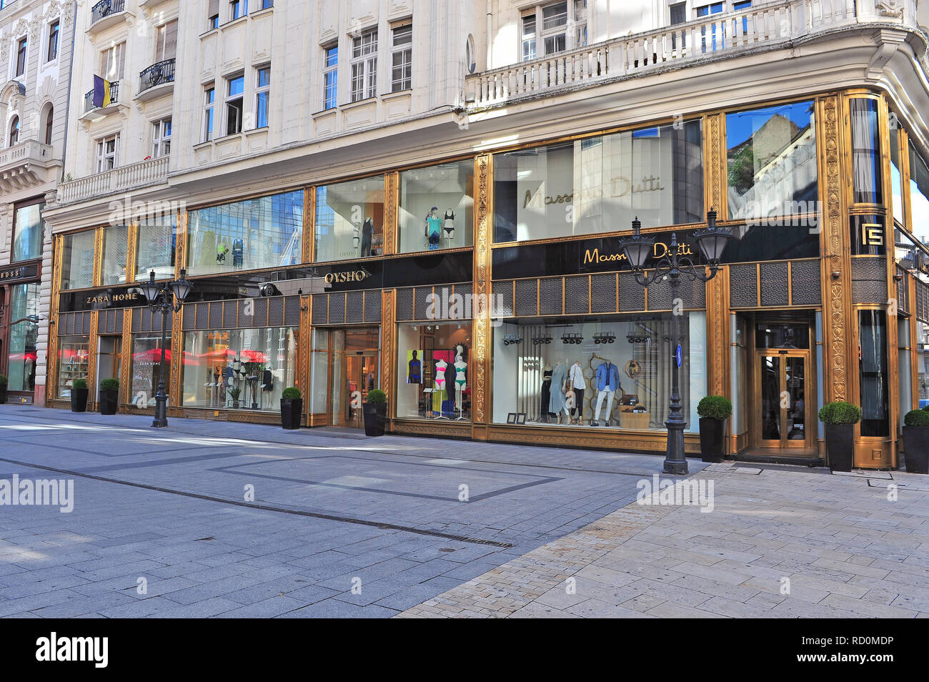 BUDAPEST, HONGRIE - 3 juin : magasins Inditex dans rue commerçante du centre-ville de Budapest le 3 juin 2016. Banque D'Images