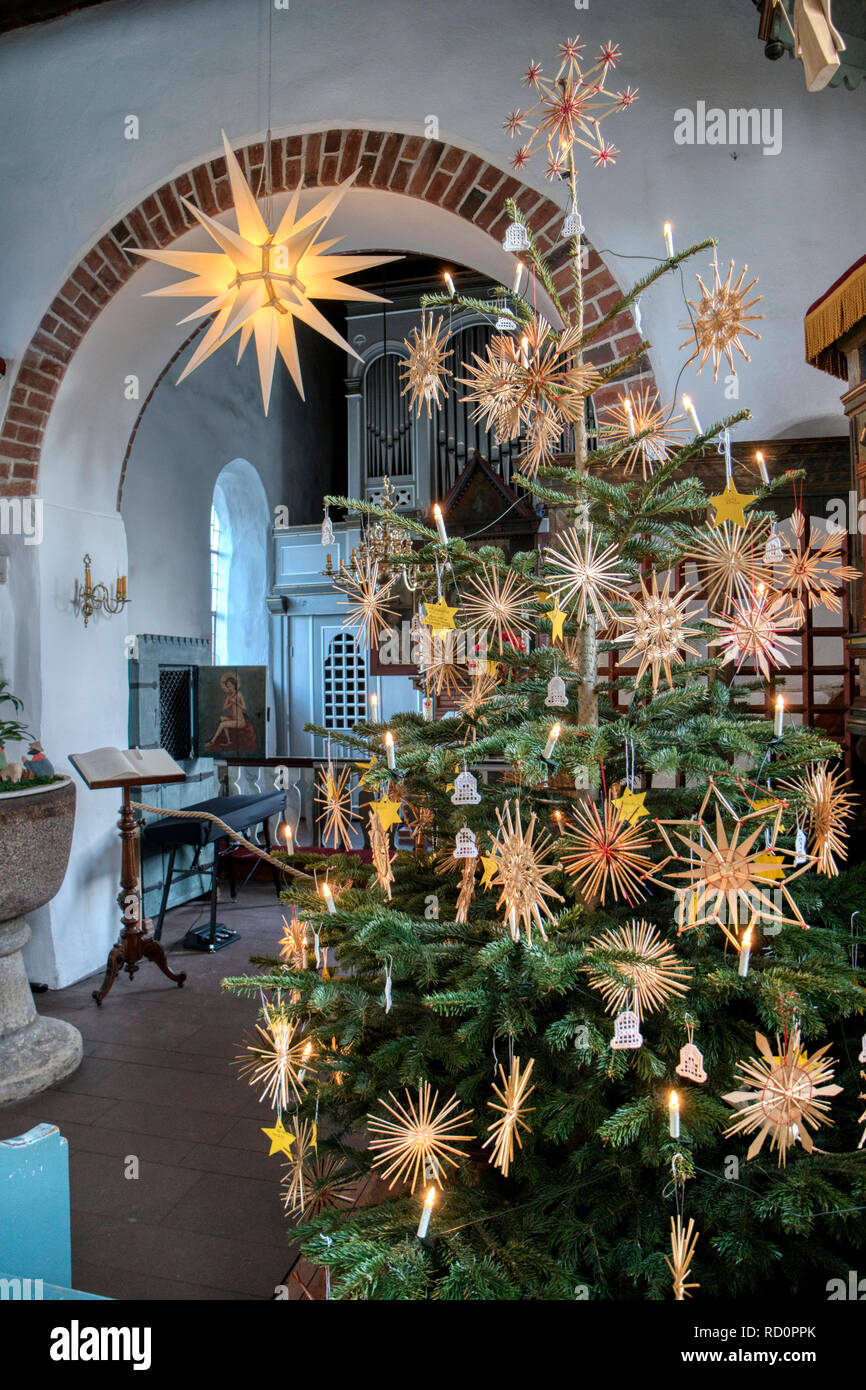 AMRUM, ALLEMAGNE - 01 janvier 2019 : Arbre de Noël dans l'église de Nebel sur l'Île Amrum en Allemagne Banque D'Images