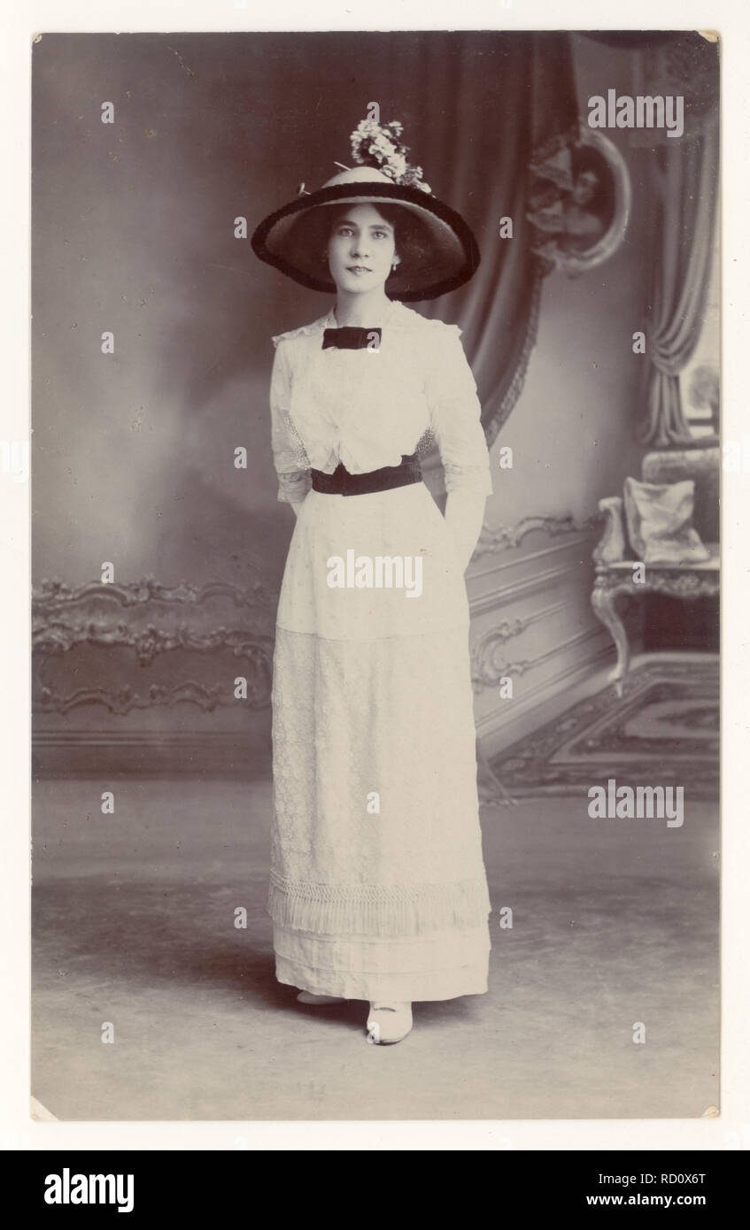 Original, clair, WW1 époque portrait carte postale de belle, élégante, jeune femme de classe moyenne ou supérieure appelée Blanche, portant une belle robe d'été blanche et un chapeau noir à large bord daté du 20 juillet 1914, Royaume-Uni Banque D'Images