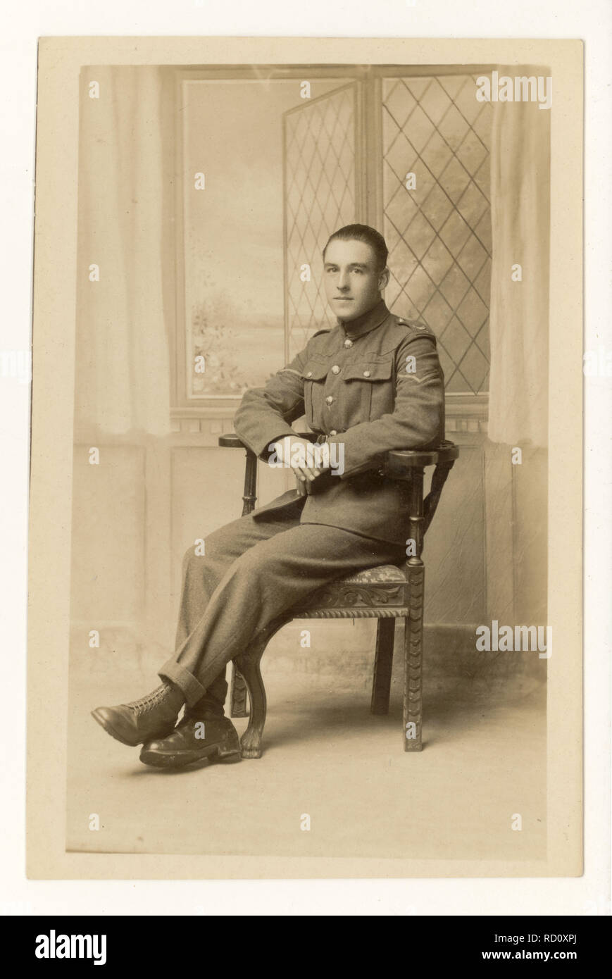 WW1 carte postale ère studio portrait de jeune soldat en uniforme appelé Percy, datée du 10 novembre 1917, au Royaume-Uni. Banque D'Images