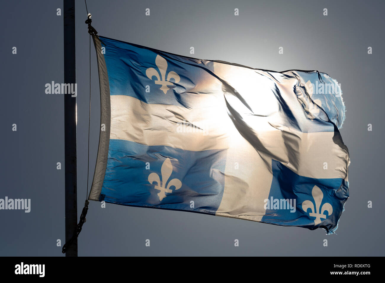 Le drapeau de la province de Québec, Canada. Le drapeau bleu et blanc porte une croix et quatre