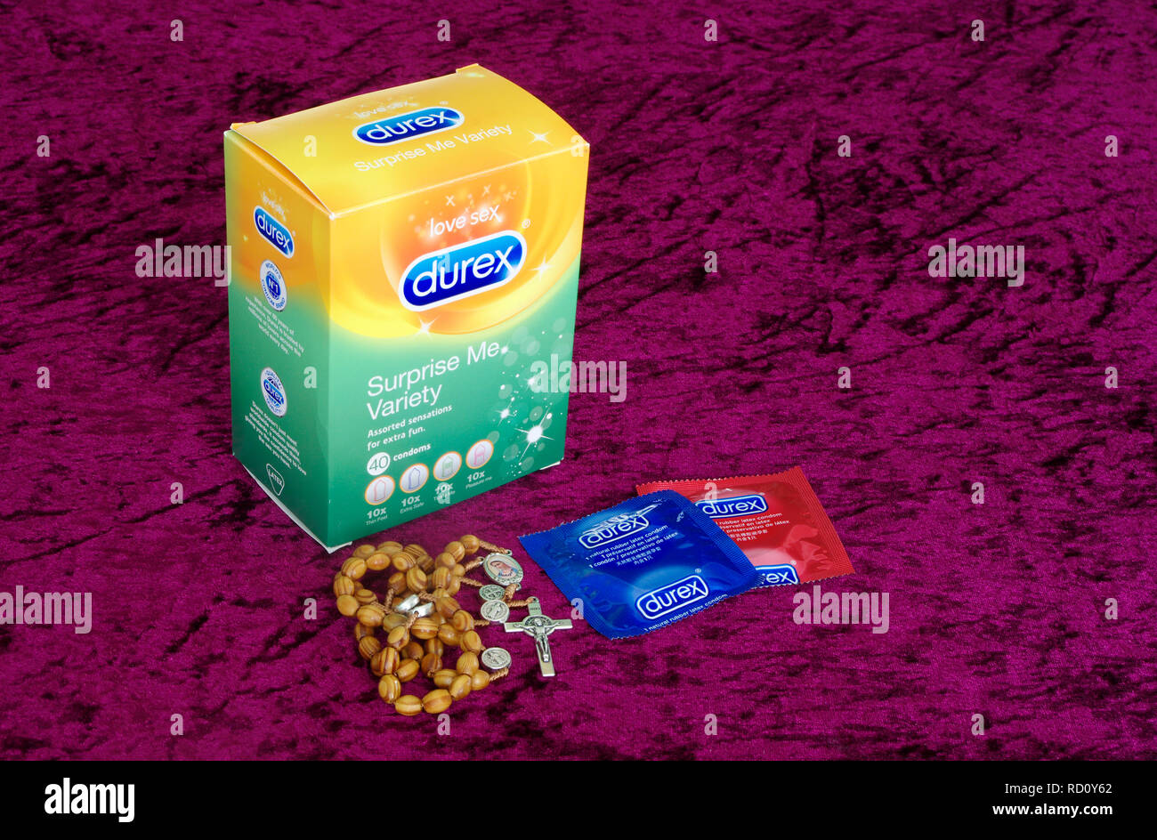Fort d'Assortiment Durex préservatifs en latex de caoutchouc et Catholique Roasary Chapelet ( Les questions morales ) Banque D'Images
