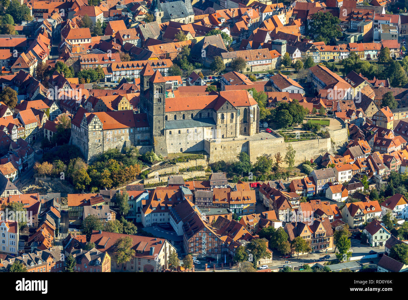 Vue aérienne, château-musée, porte du château, vieille ville avec Burgberg-Sankt Wiperti-Münzenberg, Castle Mountain, vieille ville de Quedlinburg, district Banque D'Images