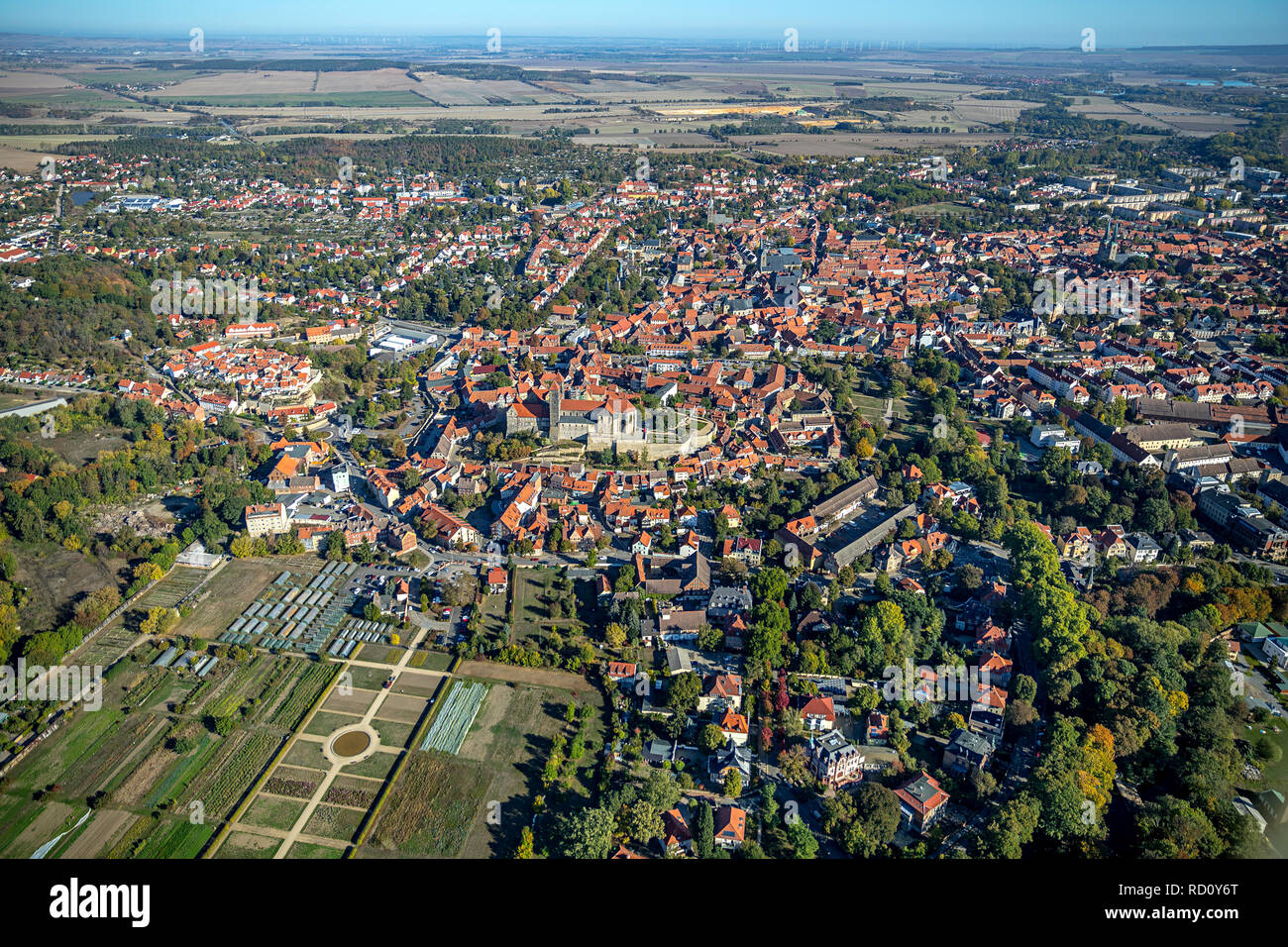 Vue aérienne, château-musée, porte du château, vieille ville avec Burgberg-Sankt Wiperti-Münzenberg, Castle Mountain, vieille ville de Quedlinburg, district Banque D'Images