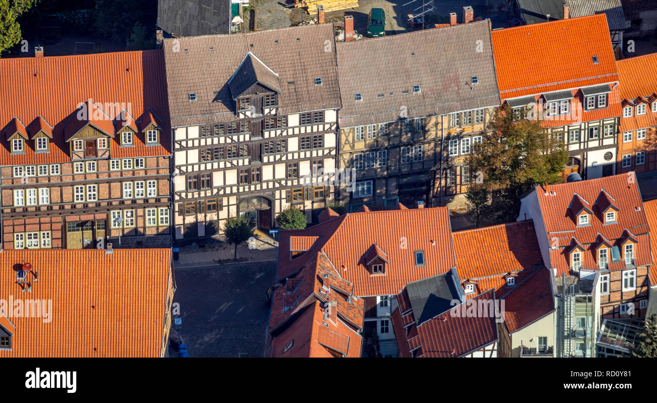 Vue aérienne, quartier résidentiel, maisons à colombages près de Sankt Nikolaikirche, Quedlinburg-Neustadt, Quedlinburg, Saxe-Anhalt, district de Harz, Allemagne Banque D'Images