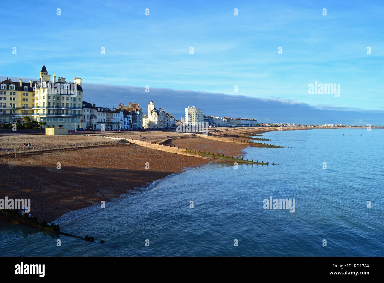 Vue de front de mer d'Eastbourne en fin d'après-midi soleil, East Sussex, UK Banque D'Images