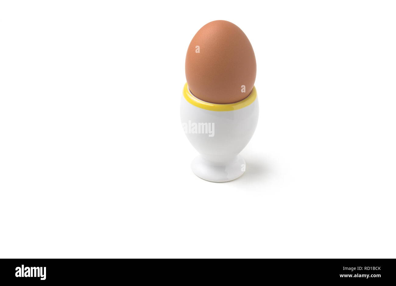 Oeuf de poule à Egg Cup isolé sur fond blanc Banque D'Images