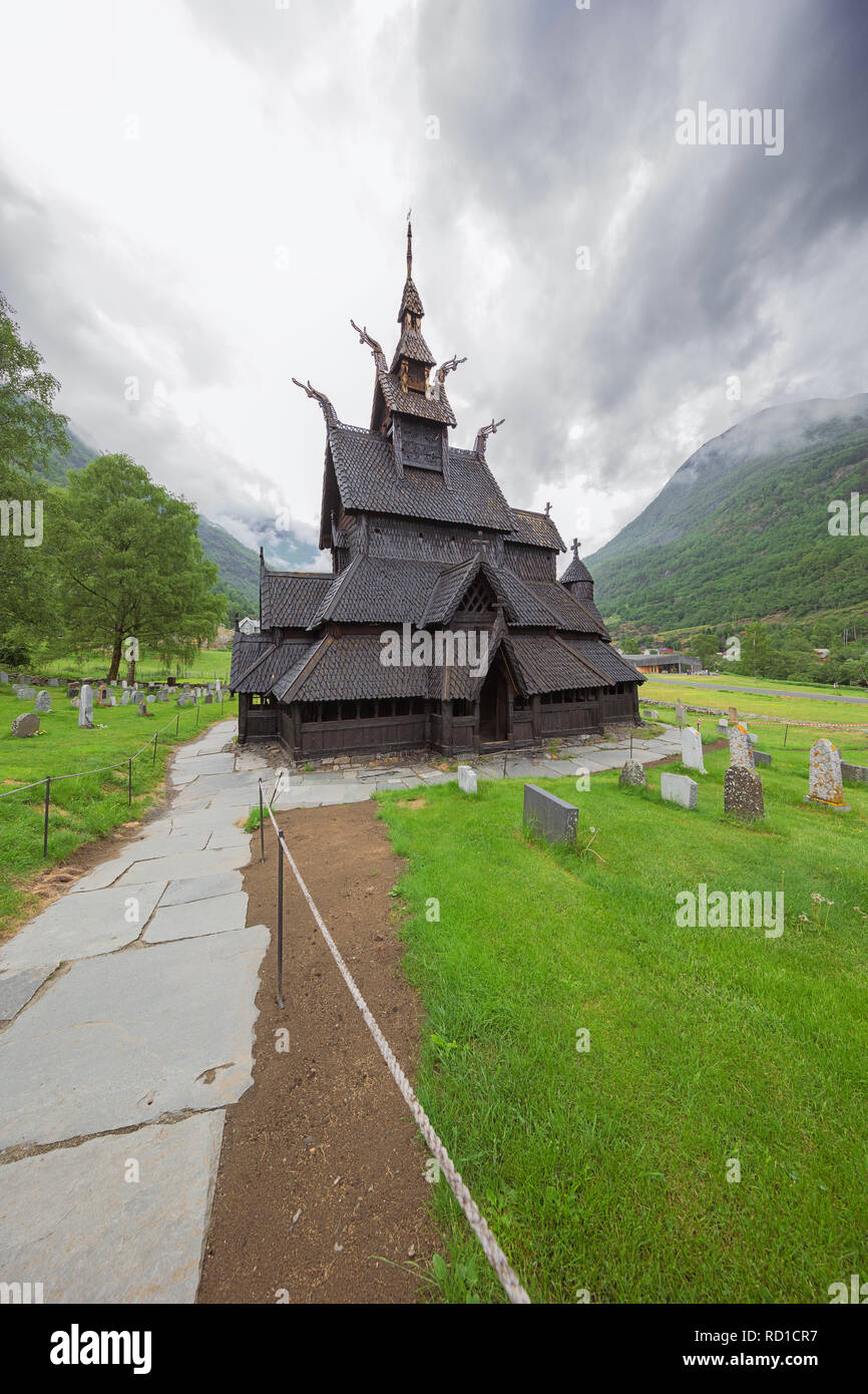 Editorial : LAERDAL, Sogn og Fjordane, Norvège, le 11 juin 2018 - Vue de côté de l'église Borgund vu du cimetière Banque D'Images