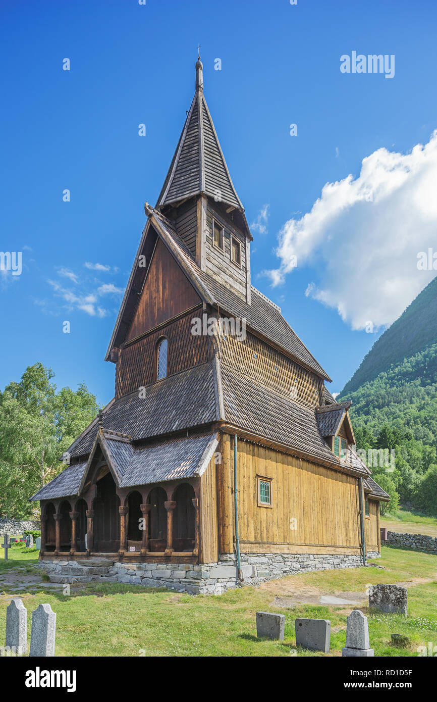 Editorial : ORNES, Sogn og Fjordane, Norvège, le 12 juin 2018 - Vue de côté de l'église avec son cimetière à Ornes Banque D'Images