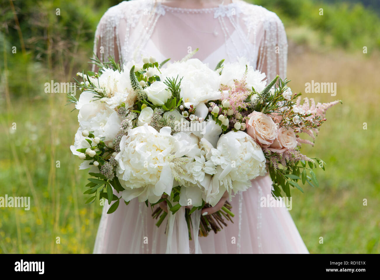 Bouquet de mariage avec pivoine blanche et de roses Photo Stock - Alamy