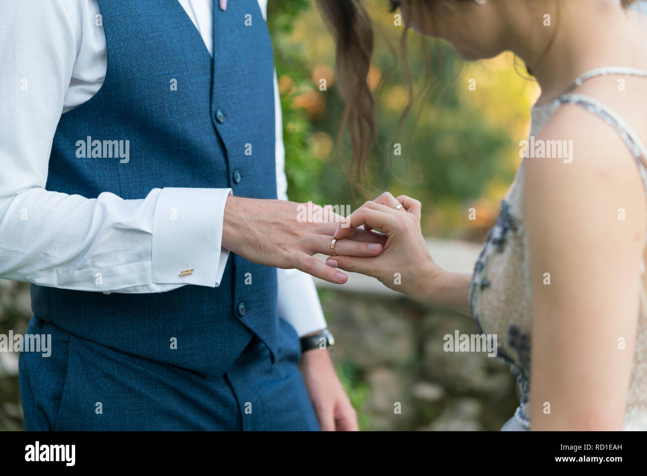 Mettre la bague au doigt Banque de photographies et d’images à haute