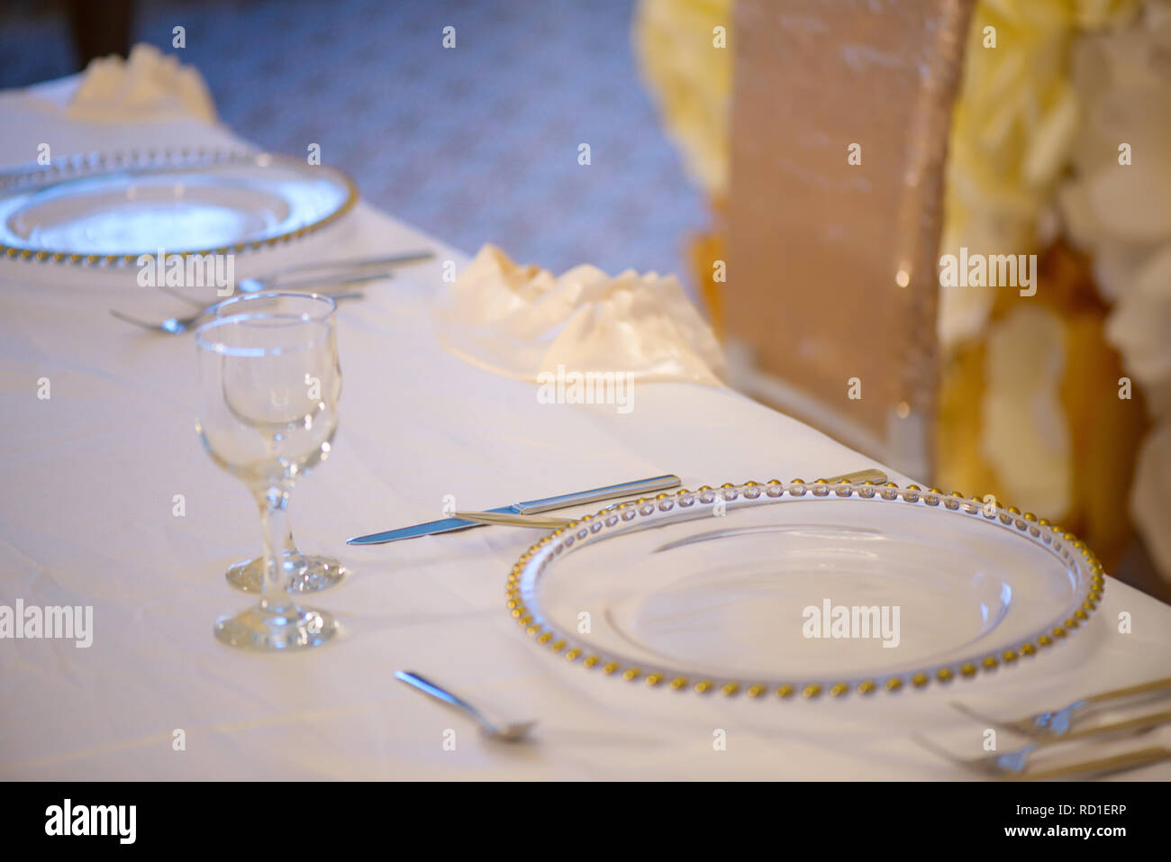 Coin salon Table à un événement formel ou fine dining restaurant avec plaques transparentes avec détails dorés, verrerie et argenterie Banque D'Images