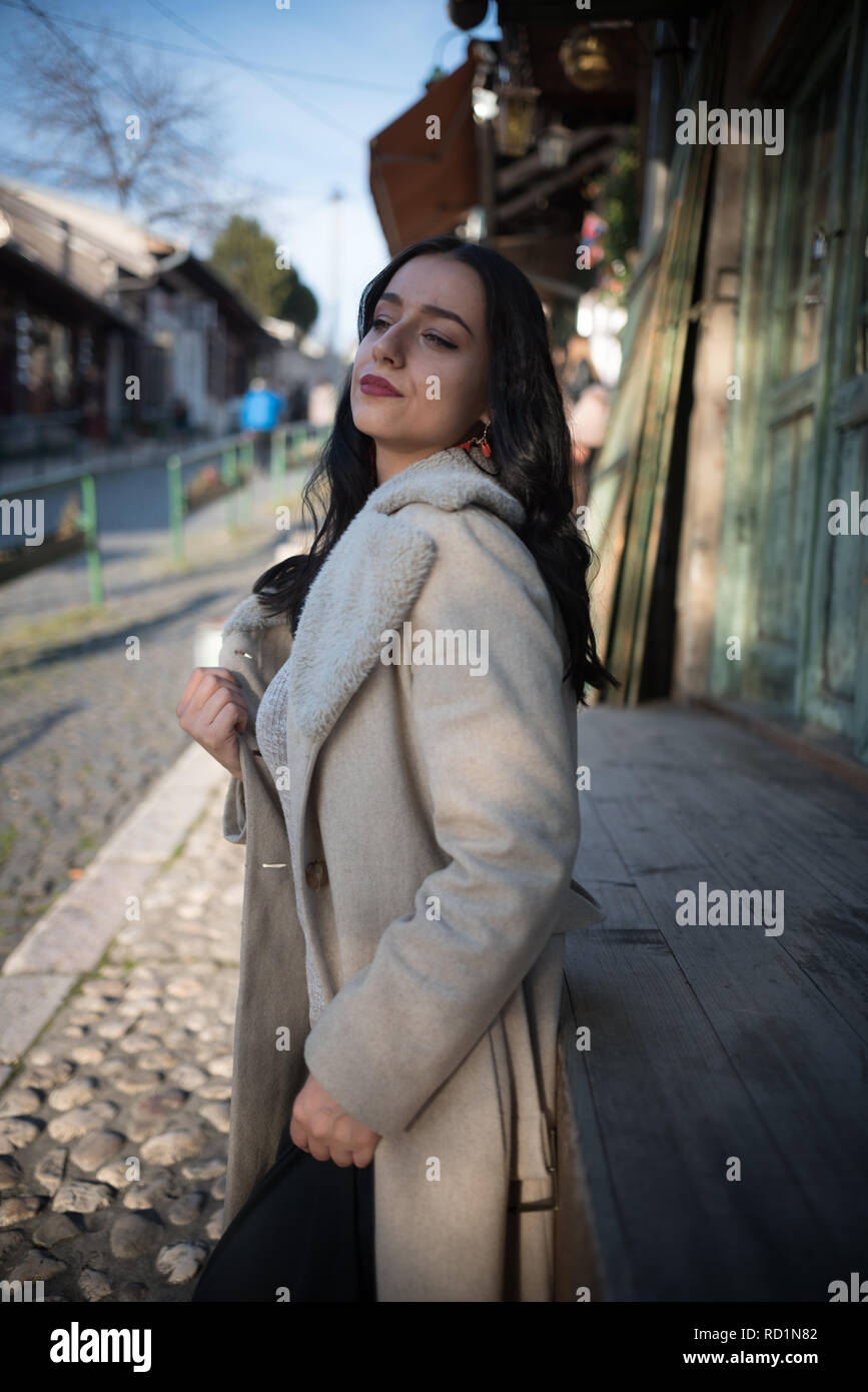 Femme debout dans la rue, la Bosnie-et-Herzégovine Banque D'Images