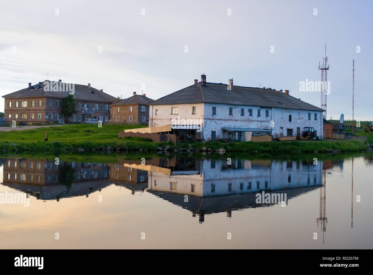 Forger des capacités sur les rives du lac sacré. La Russie, Moscow, district de Primorié, village Solovetsky Banque D'Images