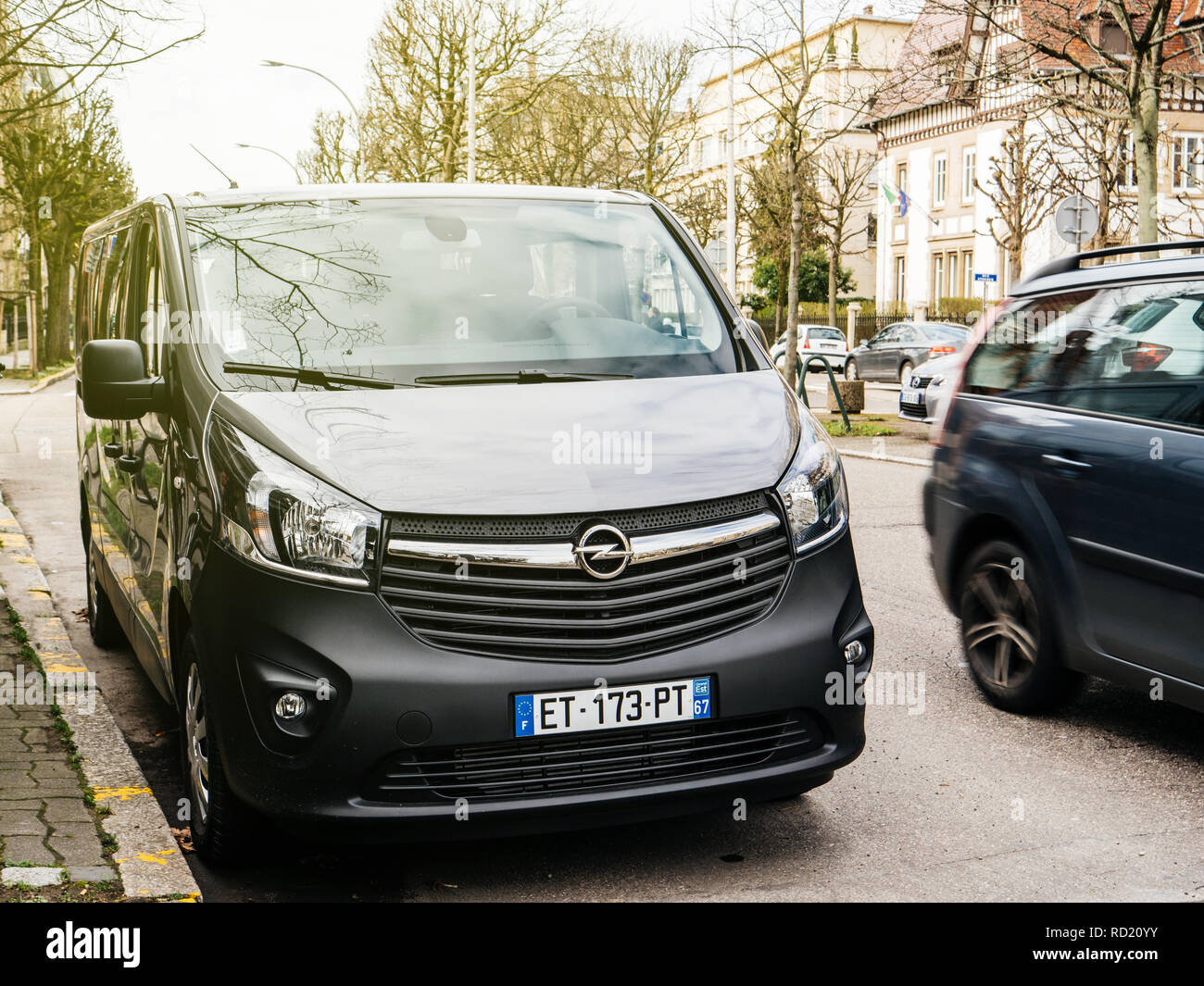 STRASBOURG, FRANCE - circa 2018 : nouvelle Opel Vivaro BiTurbo fourgonnette passagers voiture garée sur une rue Française Banque D'Images