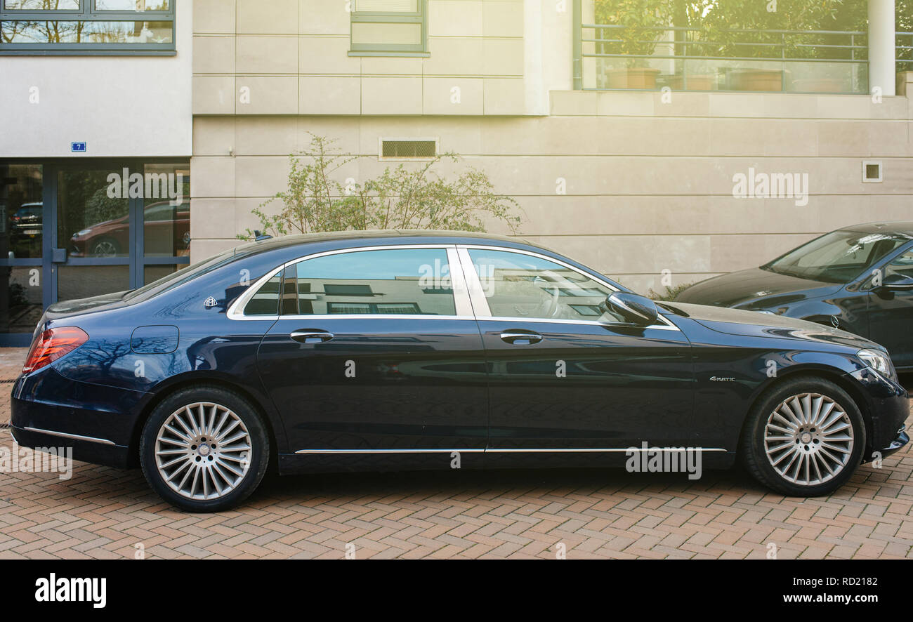 PARIS, FRANCE - Apr 8, 2018 : vue latérale du nouveau luxe blue Mercedes-Maybach s600 4MATIC awd limousine garée dans une rue parisienne près de bâtiment résidentiel Banque D'Images