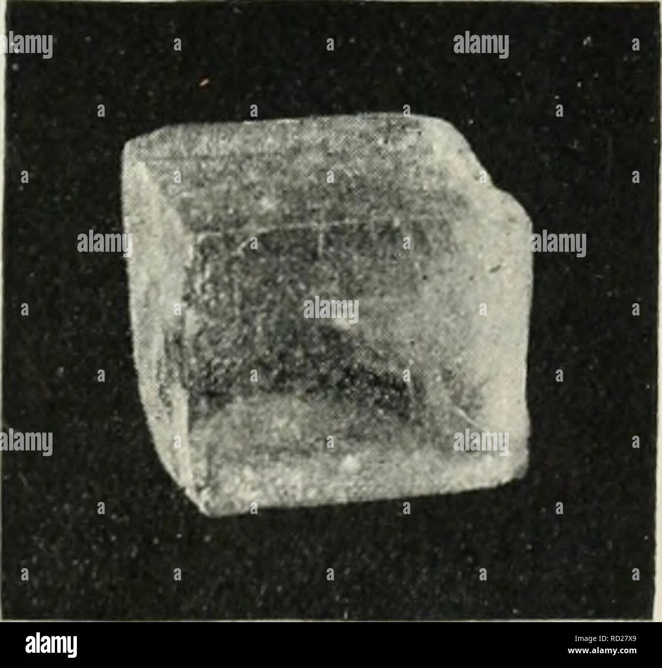 . Physique et chimie élémentaire : première étape. La science. Les cristaux ET LA CRISTALLISATION. Leçon 129 XXIX. Mettre la solution, quand vous avez fait tout à fait sûr qu'il se dissoudra pas plus, d'un côté pour refroidir. Les cristaux de grande taille seront formés. Faire la même solution saturée de carbonate, et d'avoir versé quelque dans un bassin d'évaporation, le flottement sur ce dernier dans un seau d'eau froide de façon à ce qu'il doit refroidir plus rapidement. Observer que les cristaux formés sont beaucoup plus petites que dans la dernière expérience. Prendre l'une des grandes, claires, au préalable, obtenu des cristaux, et le sécher sur un papier buvard blanc, propre, et h Banque D'Images