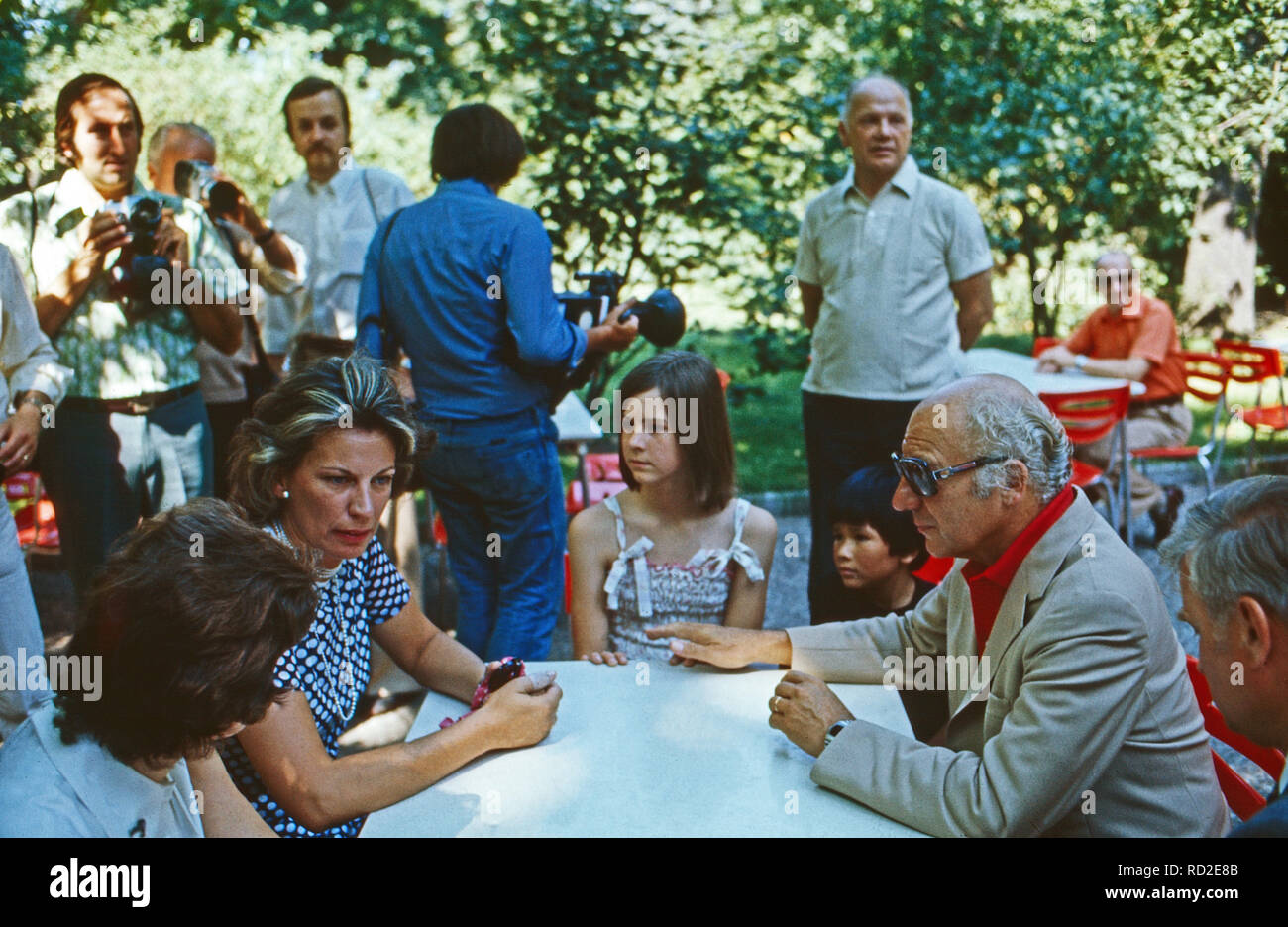 Guinée der Bundespräsident Walter Scheel und den Kindern und Mildred Ehefrau Simon Martin und Andrea Gwendoline bei einem Besuch im Zoo de Berlin, Deutschland 1980. L'ancien président fédéral allemand Walter Scheel visiter le zoo de Berlin avec son épouse Mildred et les enfants Andrea Gwendoline et Simon Martin, Allemagne 1980. Banque D'Images