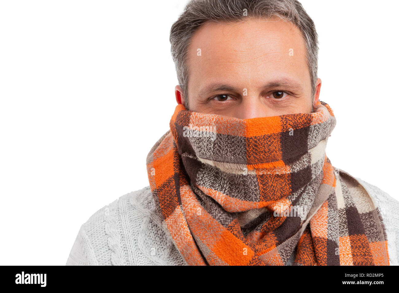 La protection de l'homme le nez et la bouche avec foulard orange couvrant  le visage froid fashion concept isolated on white background studio Photo  Stock - Alamy