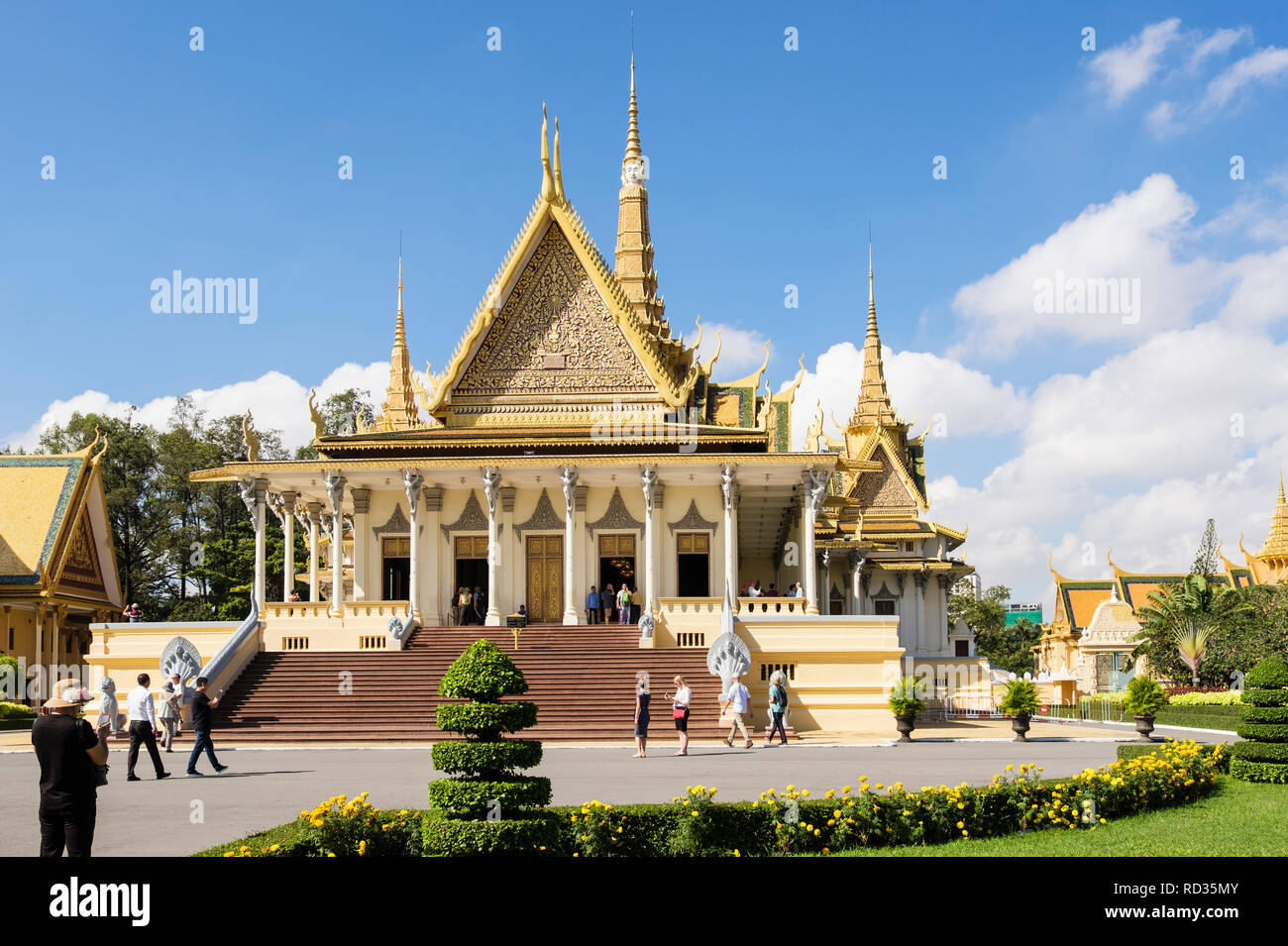 19e siècle Salle du trône dans le Palais Royal complexe avec les touristes visitant les bâtiments. Phnom Penh, Cambodge, Asie Banque D'Images