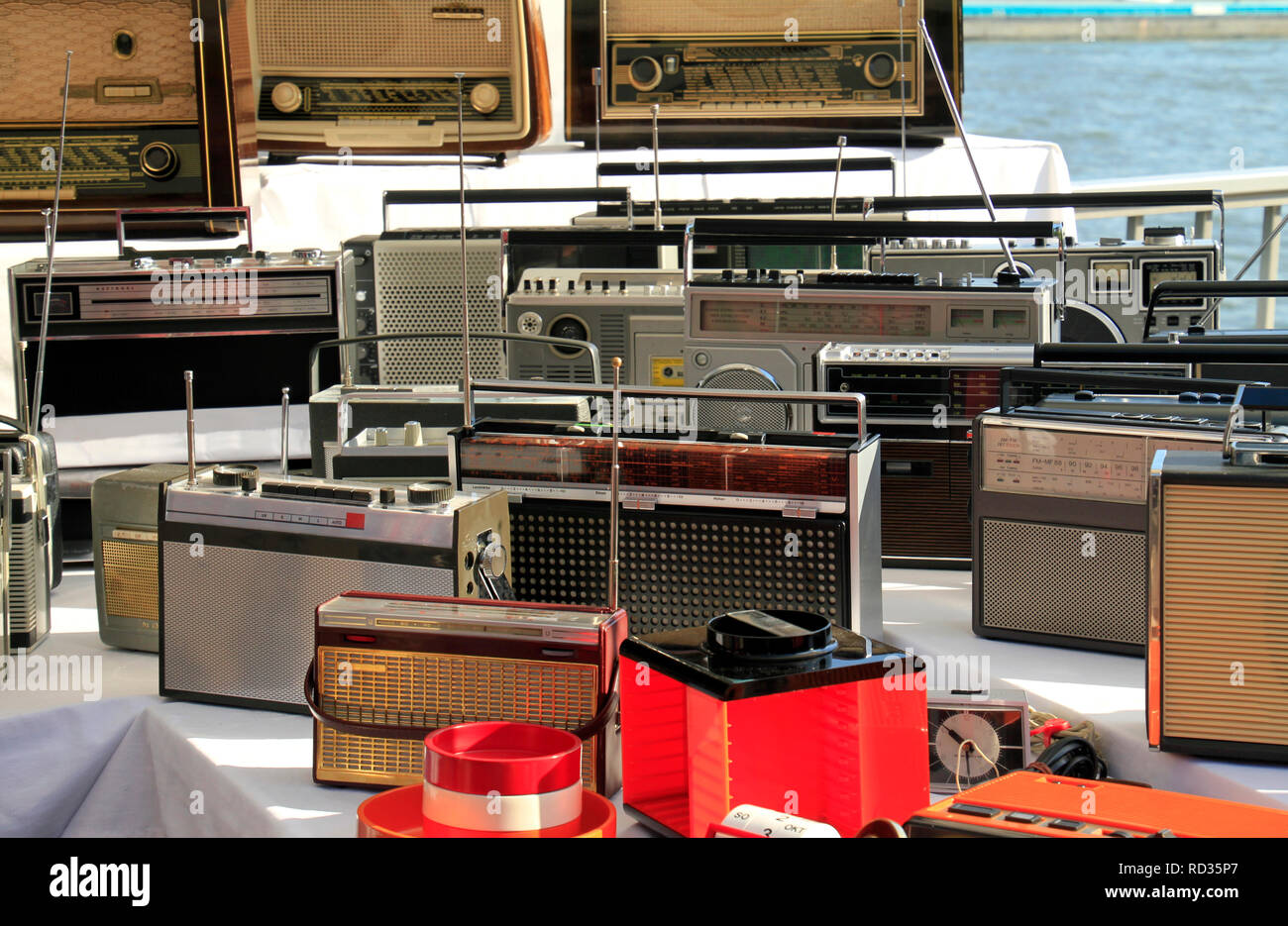 De nombreuses vieilles radios sur un marché aux puces Photo Stock - Alamy