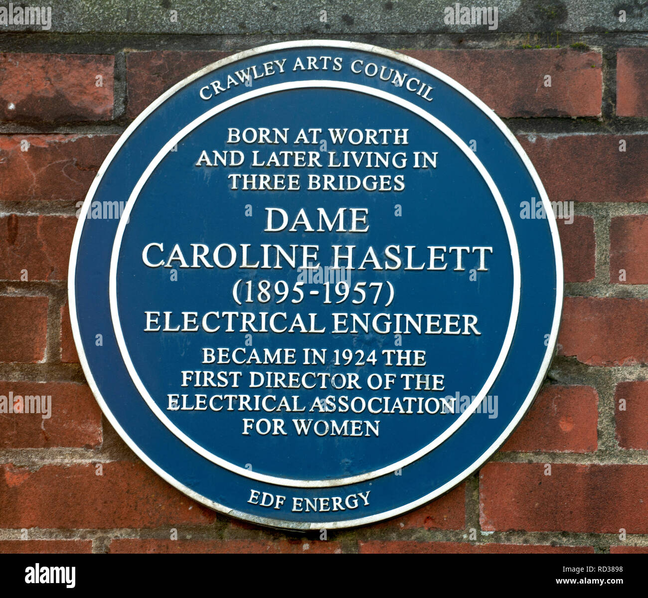 Heritage blue plaque pour Dame Caroline Haslettt (1895-1957) Un ingénieur électrique. Jonction de Haslett Avenue avec trois ponts Road, Crawley, Banque D'Images