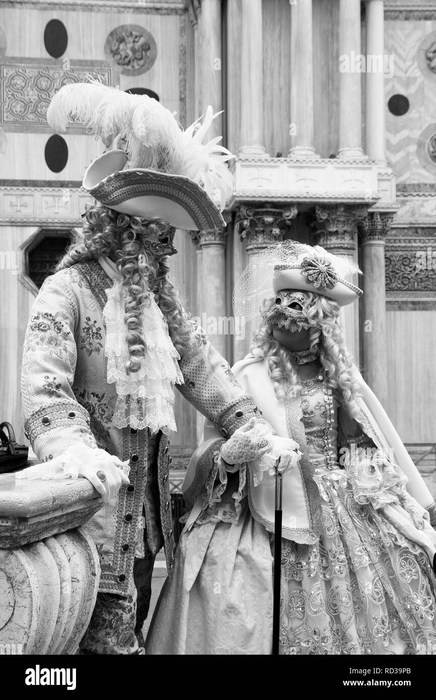 Beau couple de masques à la place St Marc durant le carnaval de Venise. Italie Banque D'Images