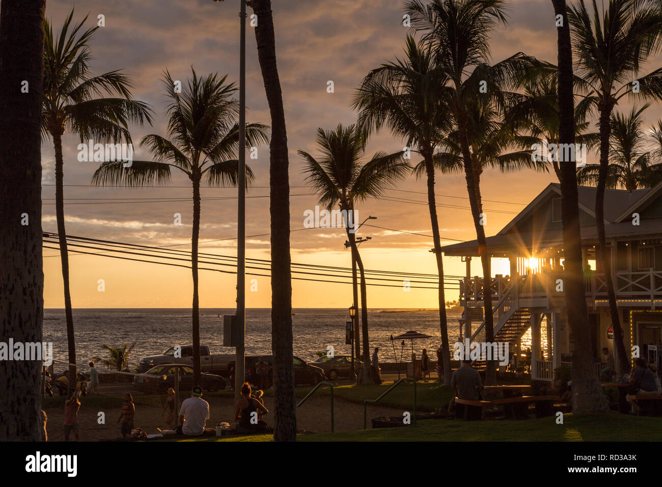 Activités de soirée en famille ou entre amis avec un incroyable coucher du soleil à Kailua Kona sur la Big Island, Hawaii, USA. Banque D'Images