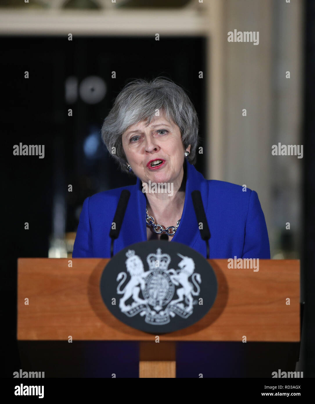 Premier ministre Theresa peut parler à l'extérieur au 10 Downing Street à Londres après avoir rejeté les députés du travail motion de confiance par 325 voix contre 306. Banque D'Images