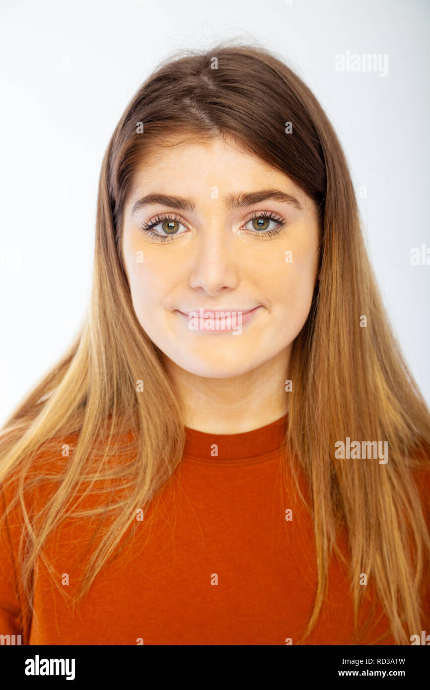 Portrait d'un teenage girl looking at camera. Banque D'Images