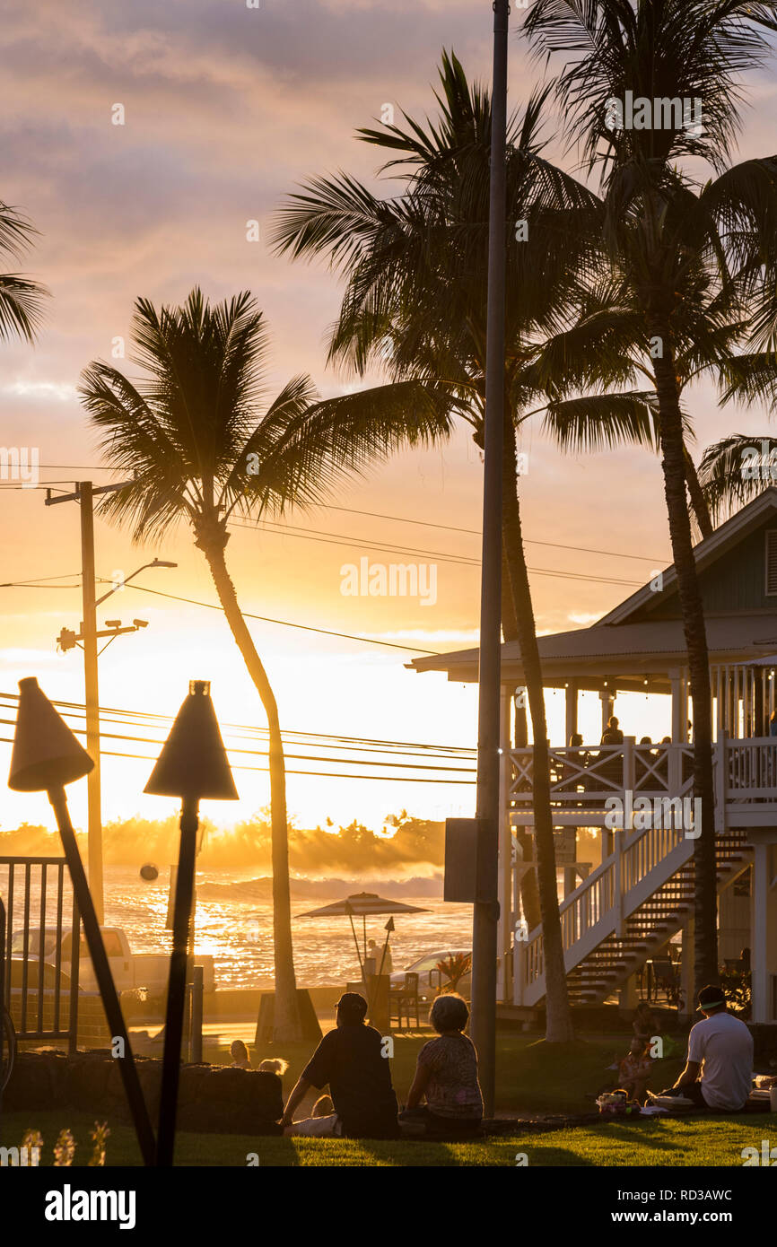 Une autre journée se termine au paradis. Une soirée à Kailua Kona, Hawaii, US avec un splendide coucher de soleil. Banque D'Images
