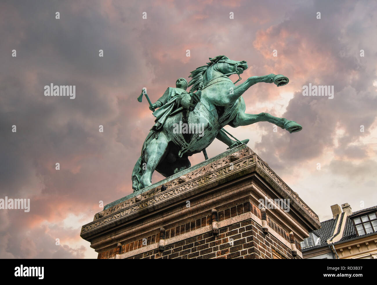 La statue équestre de l'établissement Absalon sur Højbro Plads à Copenhague, au Danemark, près de Christianborg Palace, sous un cadre coloré, rose et mauve et ciel nuageux Banque D'Images