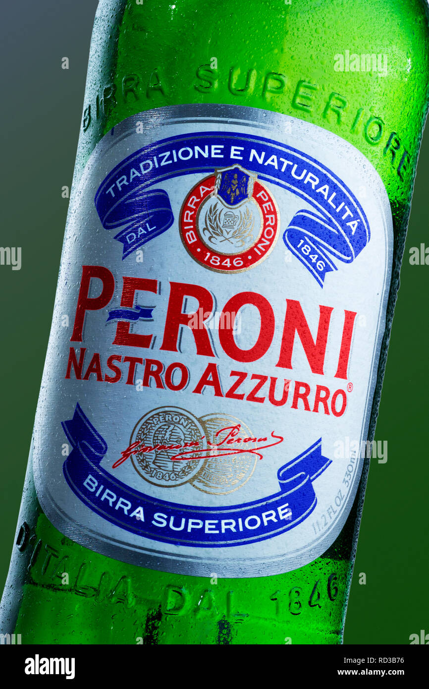 Close up de bouteille de Peroni, studio shot Banque D'Images