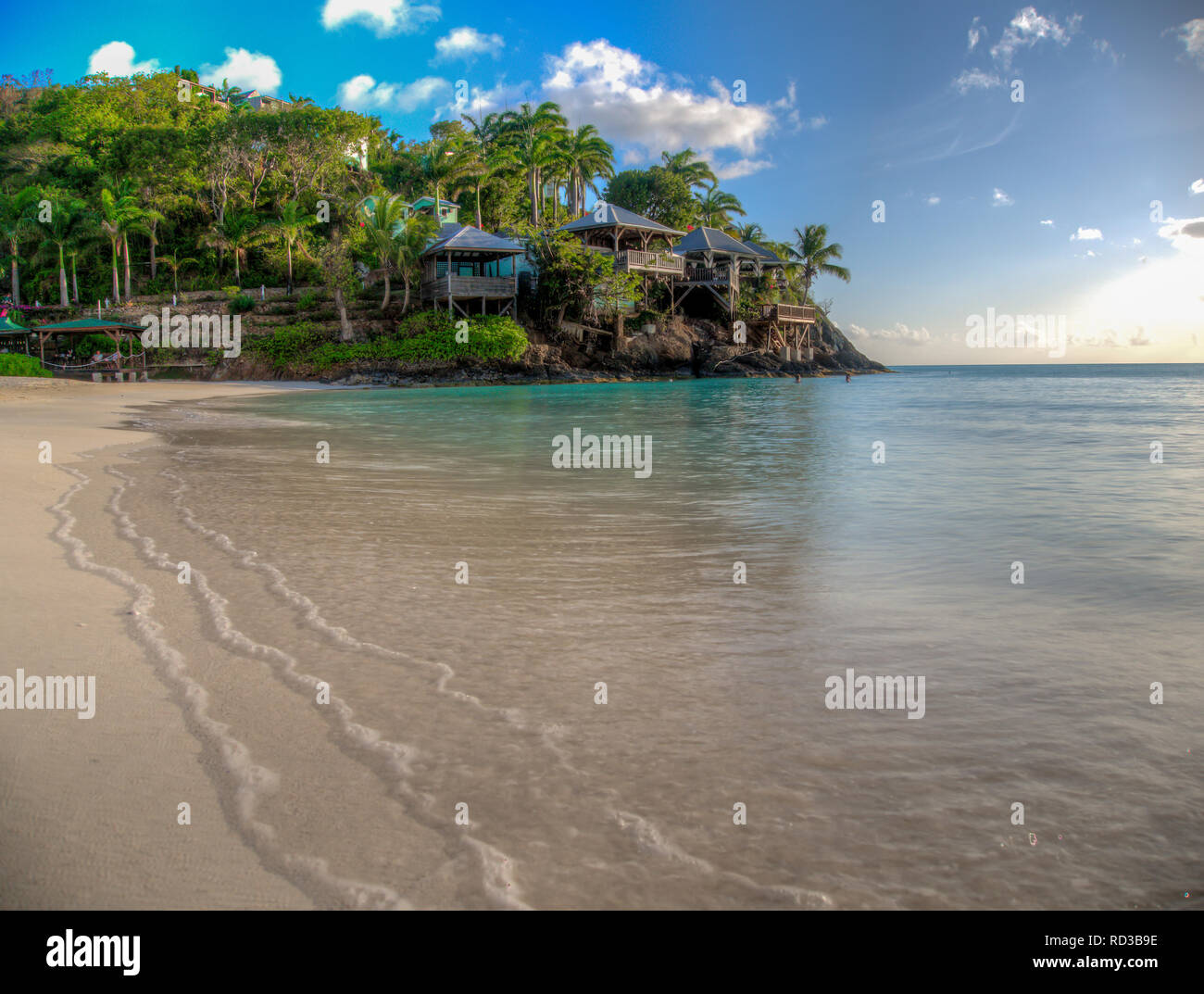 Huttes de bois surplombant un Antiguan beach Banque D'Images