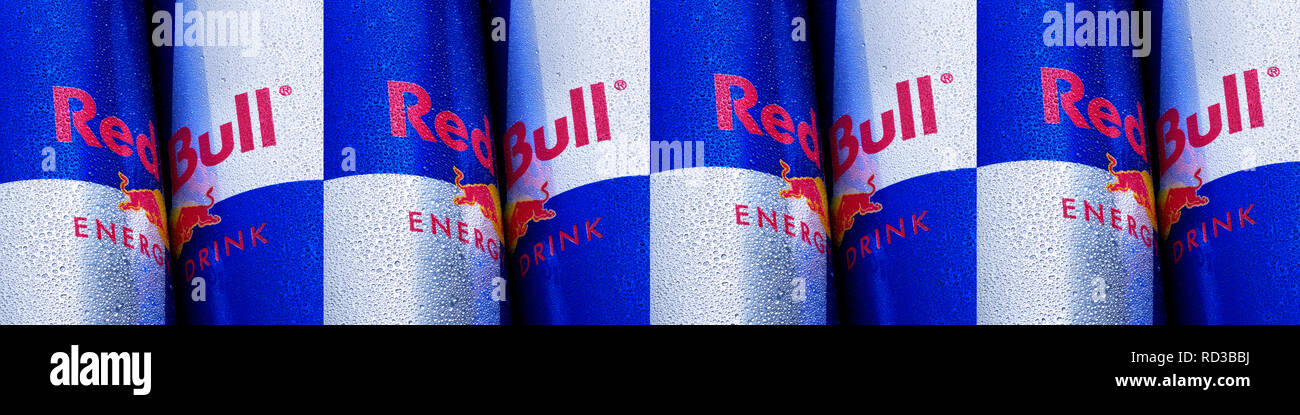 Image recadrée de Red Bull canettes emballés ensemble dans une rangée Banque D'Images