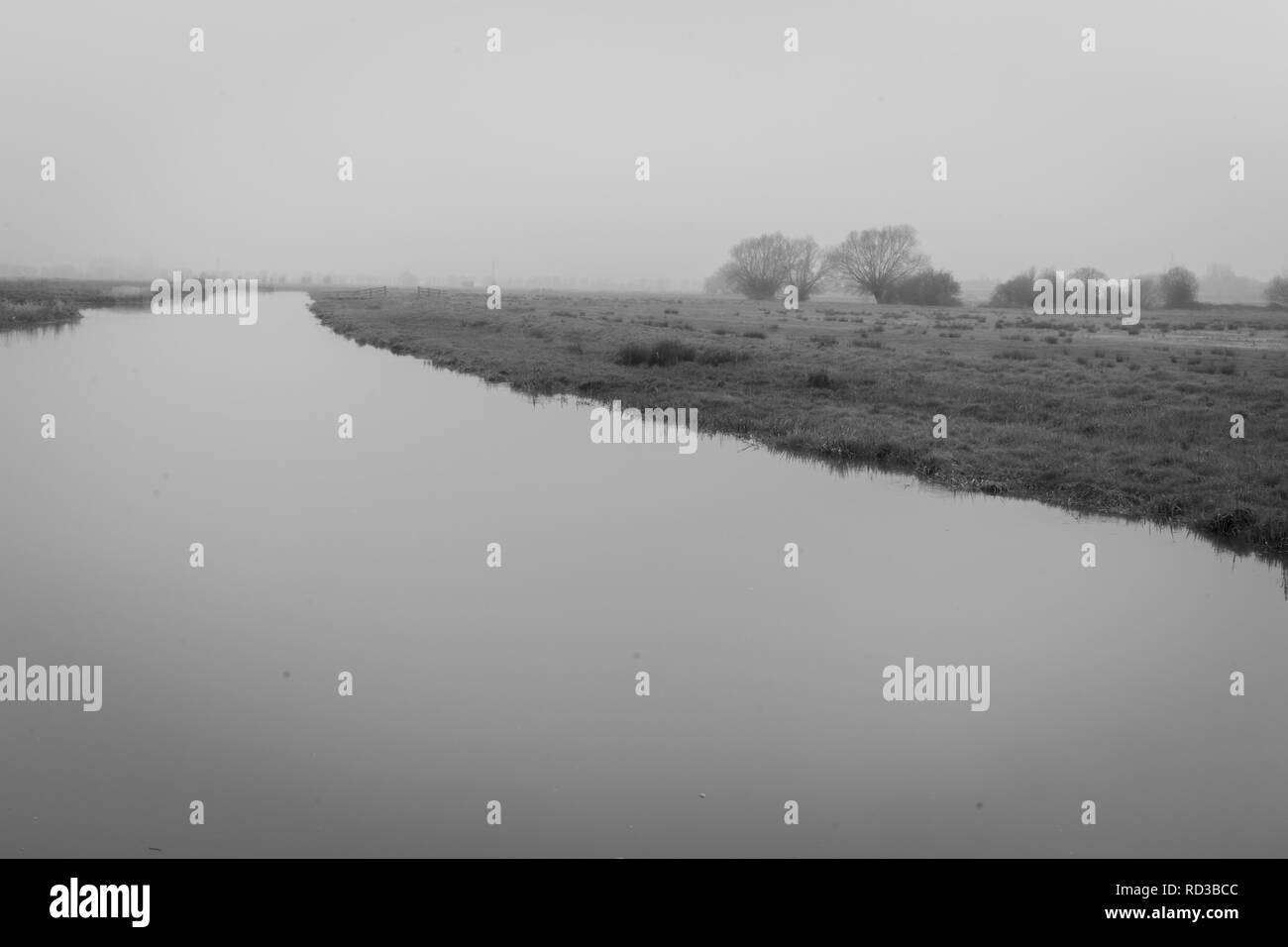 Une rivière sur le Somerset Levels sur un matin brumeux Banque D'Images