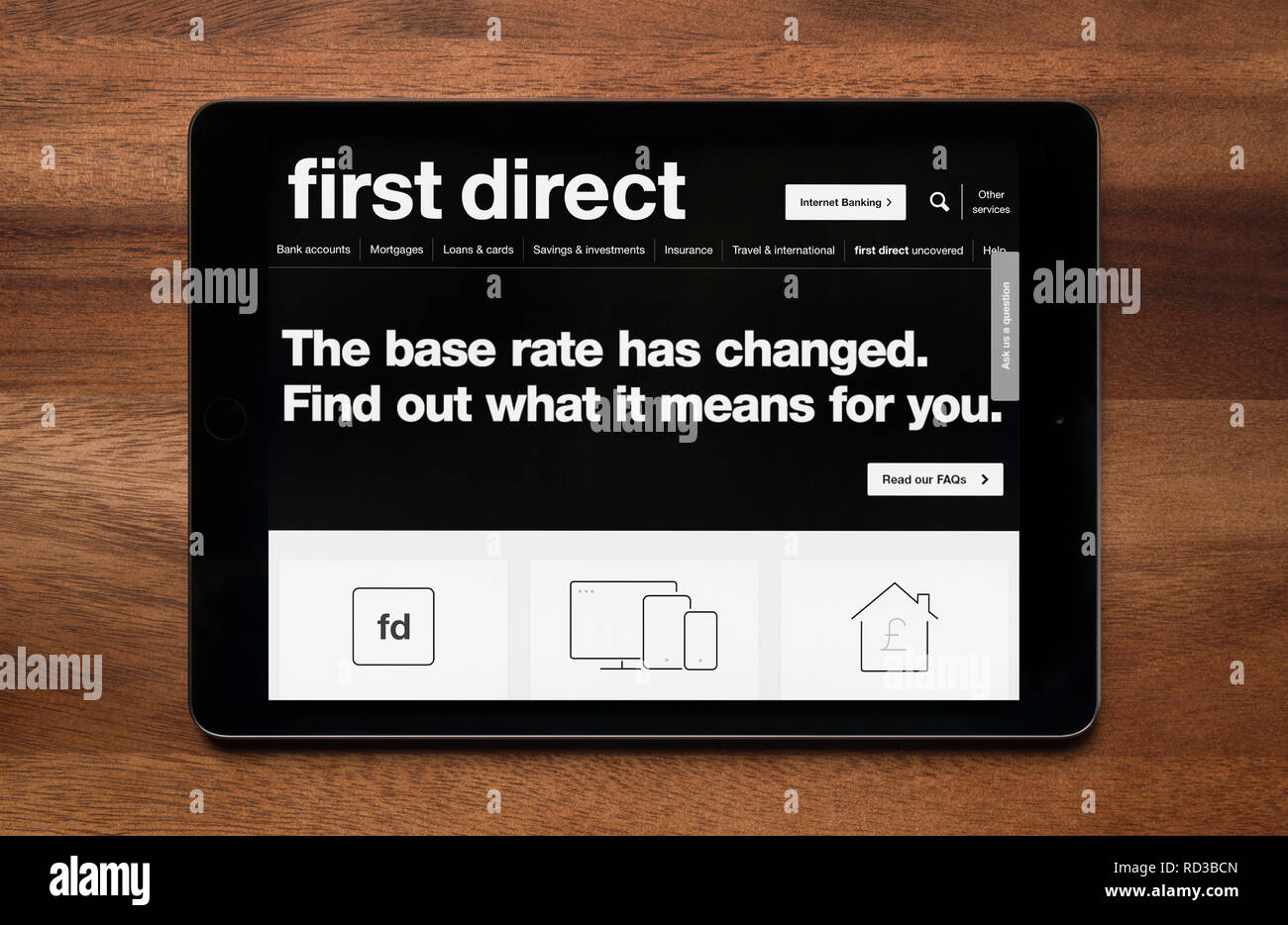 Le site internet de premier Direct est vu sur une tablette iPad, qui repose sur une table en bois (usage éditorial uniquement). Banque D'Images