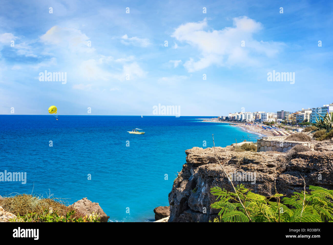 Le parapente en mer Egée dans ville de Rhodes (Rhodes, Grèce) Banque D'Images