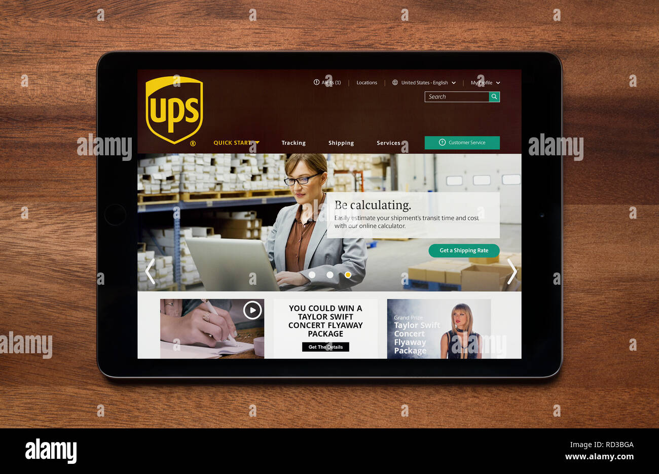 Le site web de l'UPS est vu sur une tablette iPad, qui repose sur une table en bois (usage éditorial uniquement). Banque D'Images